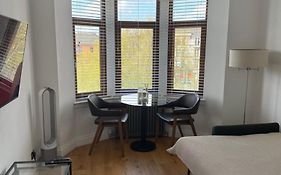 Top Floor West End Flat - 3-Min Walk To Subway - Park Views